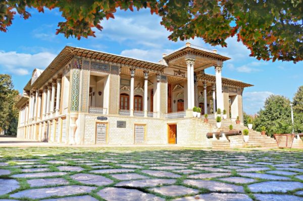 پیشانی عمارت قاجاری
