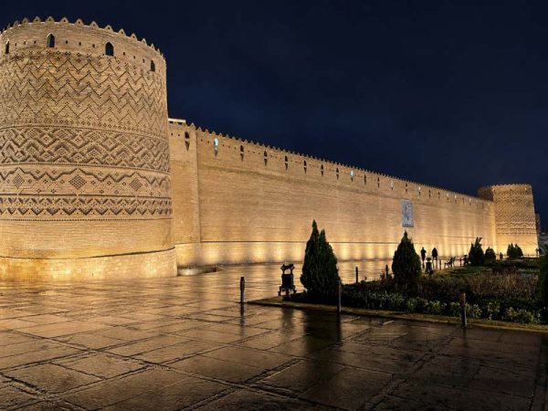 دیوار ها از نزدیک در شب