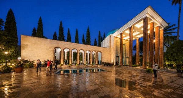 نمای شب ارامگاه
