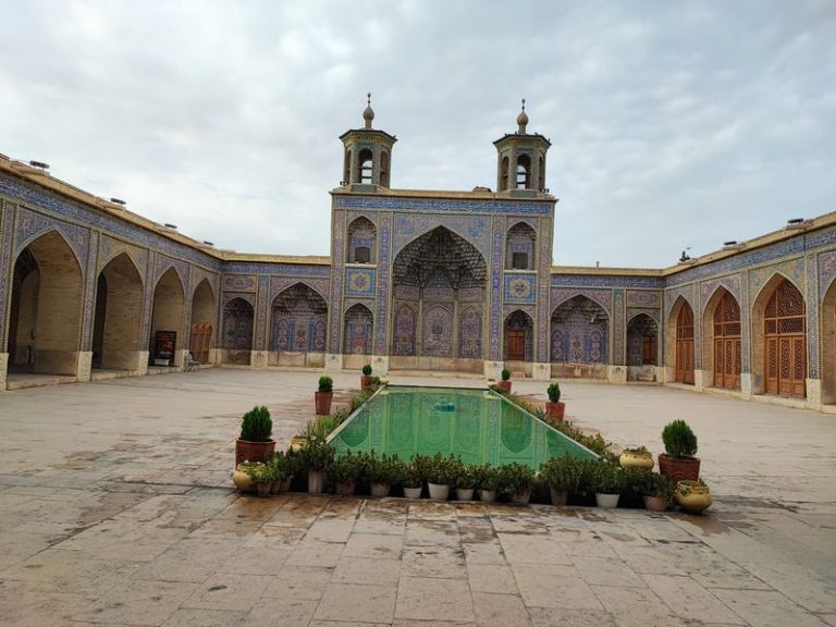 حیاط و حوض مسجد