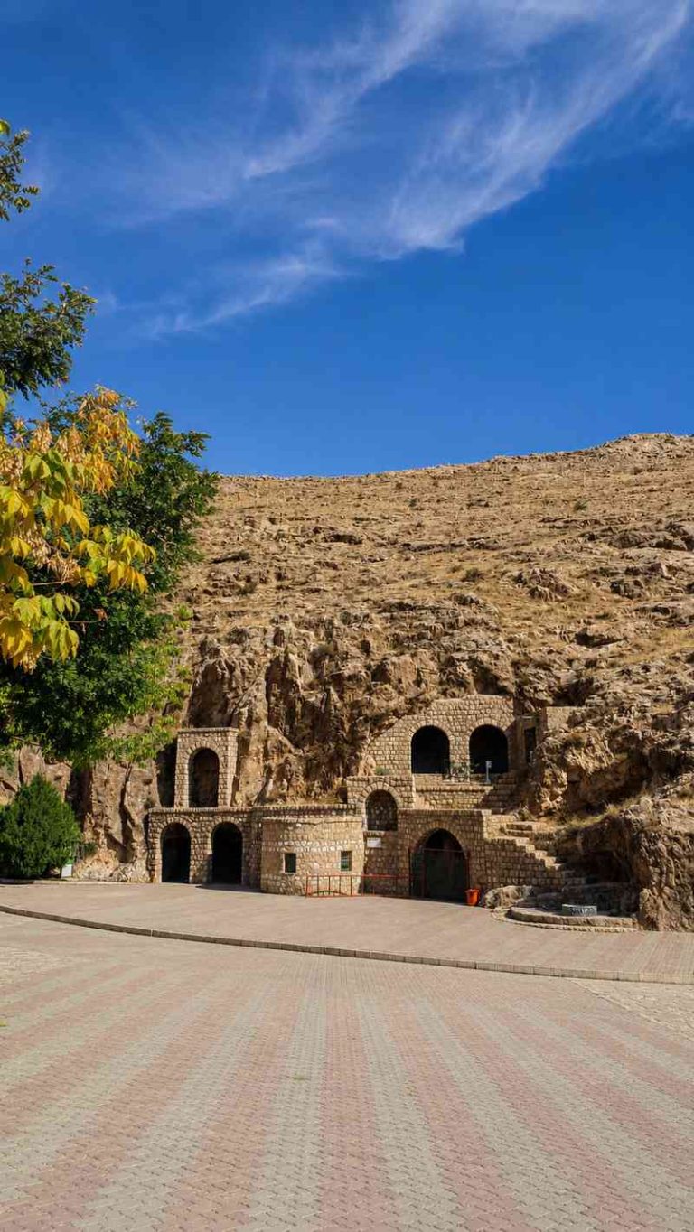 منظره صخره‌ای غار
