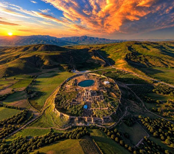 نمای بالا از تخت سلیمان در تکاب