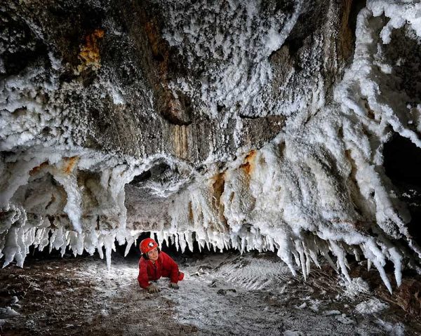 گردشگران در غار نمکی