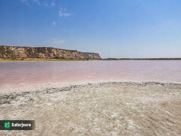 نمای سطحی از دریاچه و کوهستان