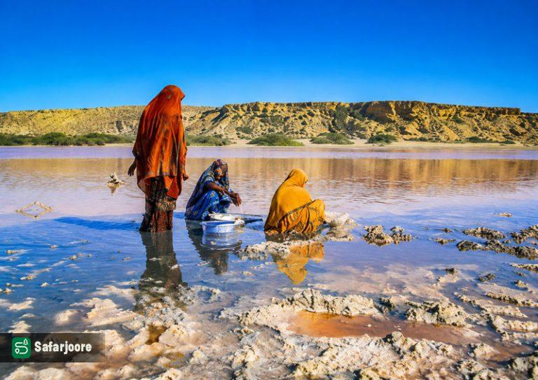 محلی ها در حال جمع آوری نمک