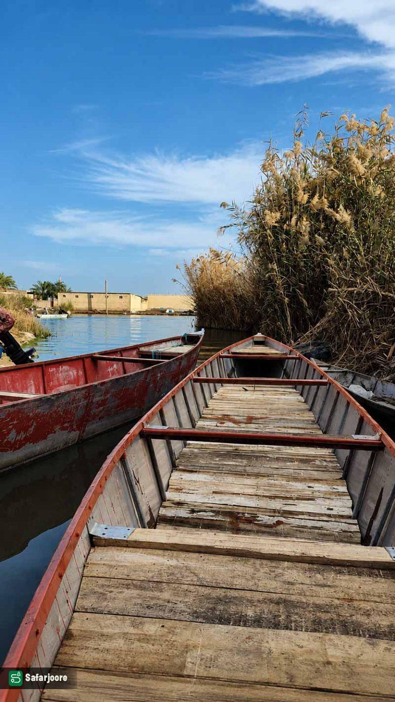 نمای دیگر داخل قایق در روز