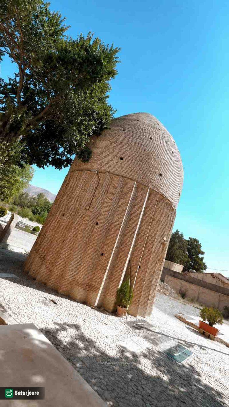 نمای برج از کنار