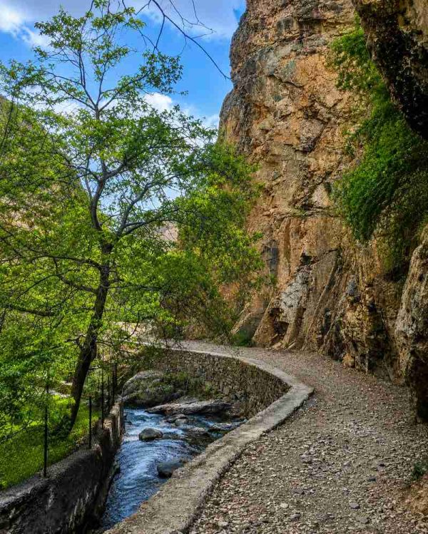 مسیر سنگی کنار رودخانه