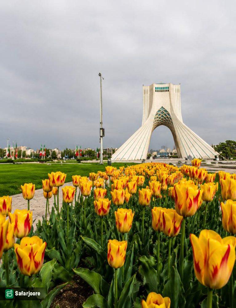 برج آزادی تهران میان گل‌های لاله