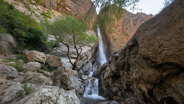 نمای آبشار در روز