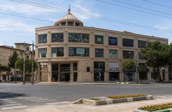 نمای دور پاساژ در روز