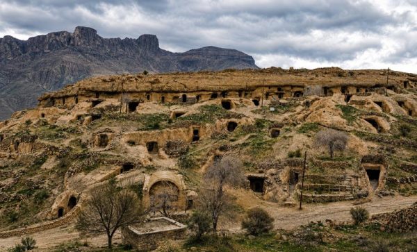 نمای دور خانه های سخره ای