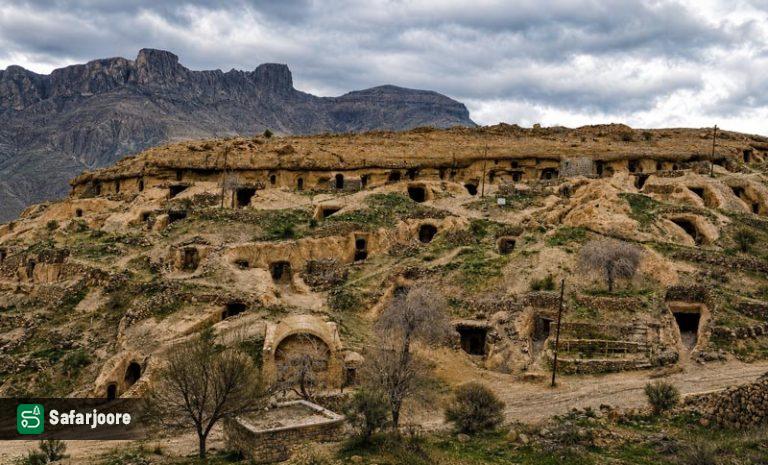 نمای دور خانه های سخره ای