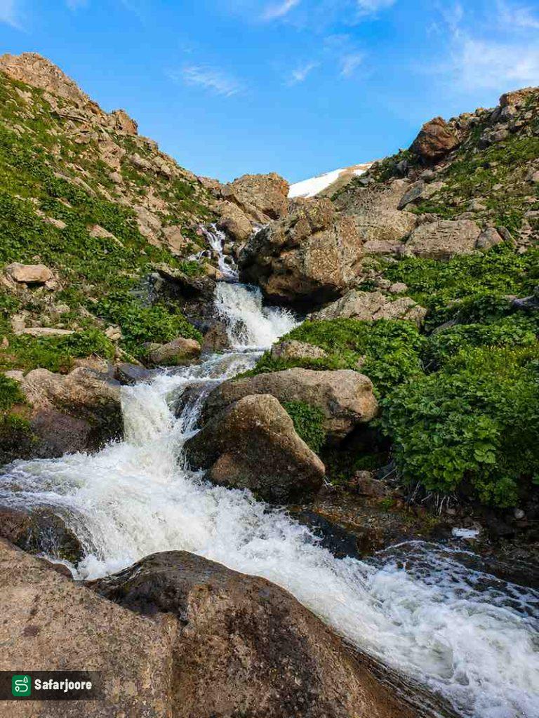 خروش آب در میان سنگ‌ها