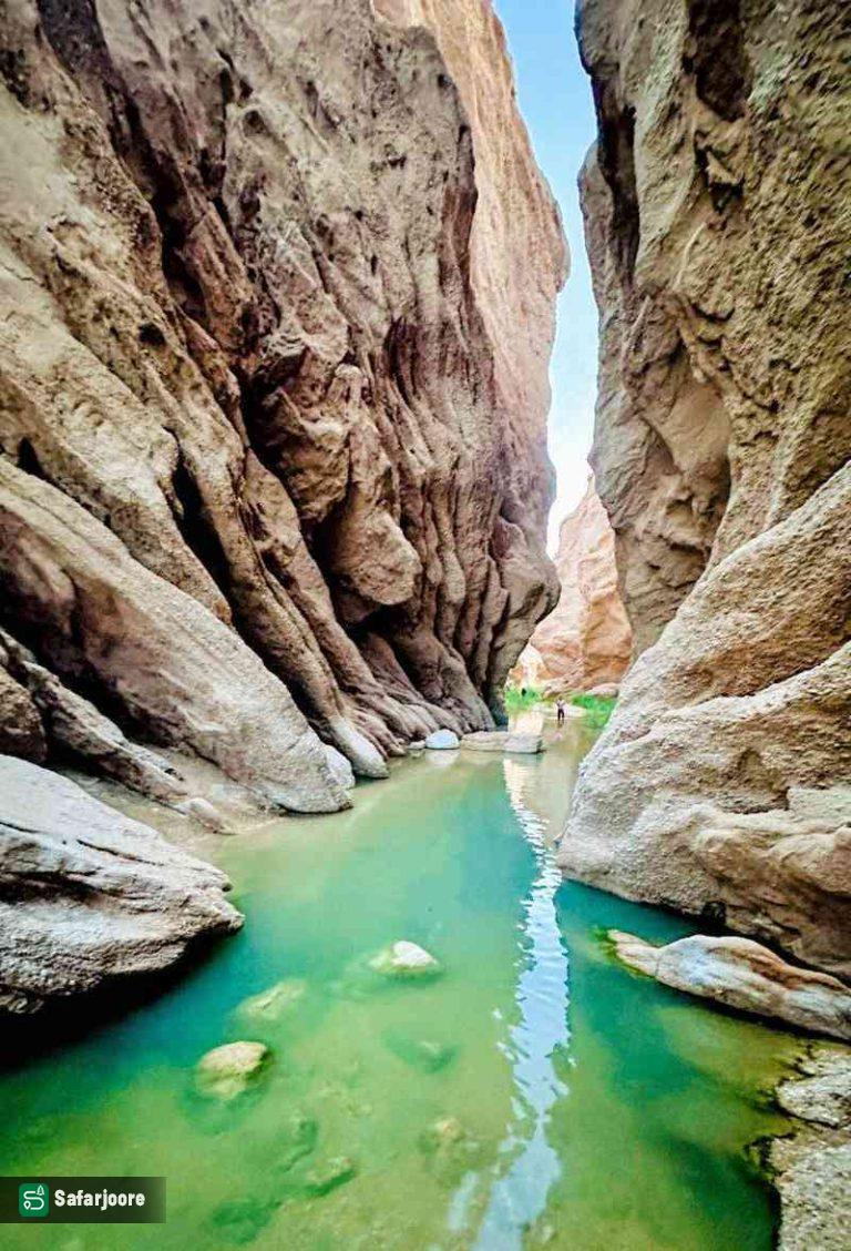 حوضچه آب زلال میان دیواره‌های بلند