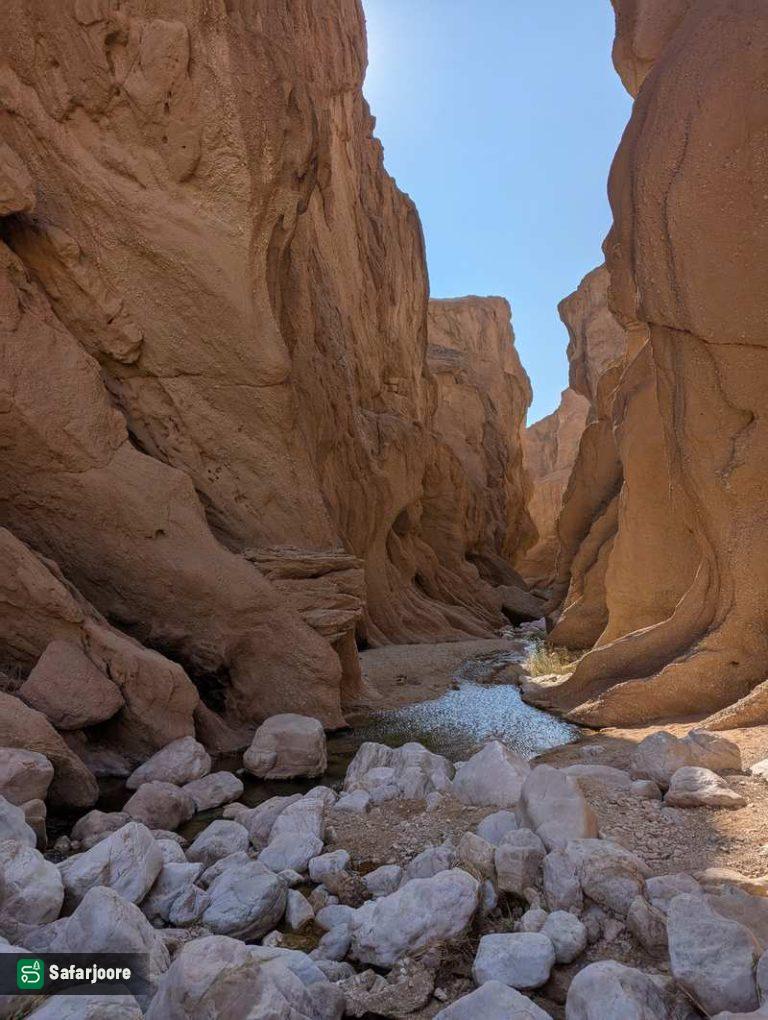 نمایی از سنگ‌های جمع‌شده در کنار آب