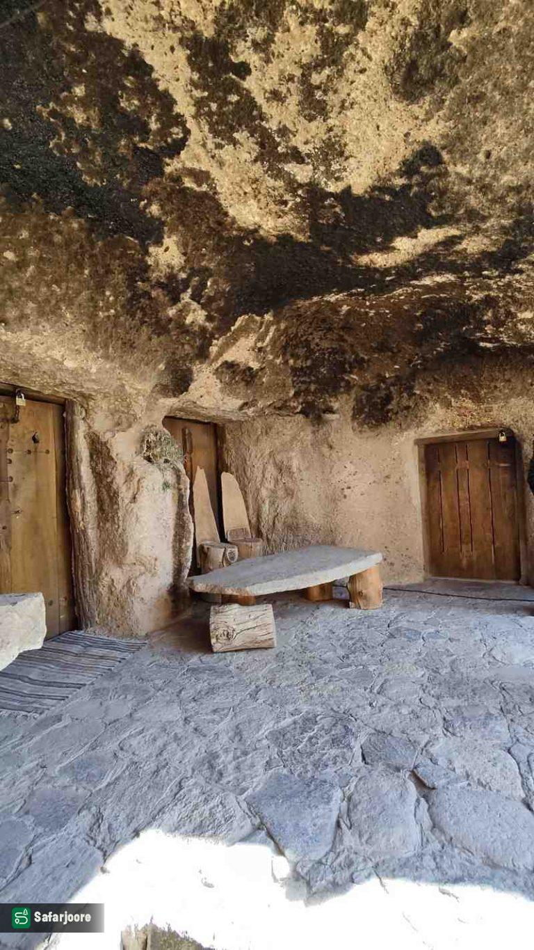 حیاط خانه‌های صخره‌ای