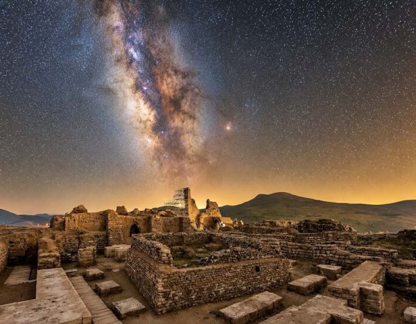 نمای شب معبد اناهیتا