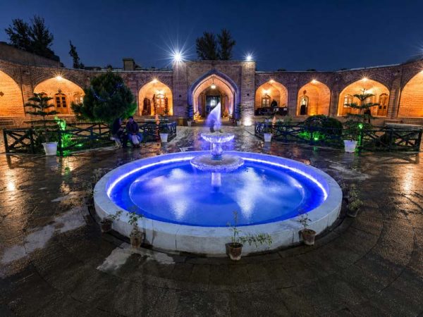 نمای شب کاروانسرا