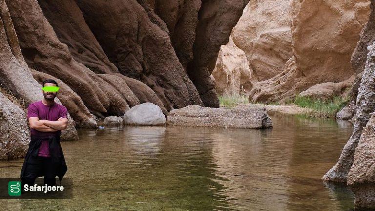 صخره‌های طبیعی در میان آب