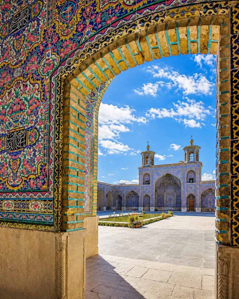 محیط نمای حیاط در روز