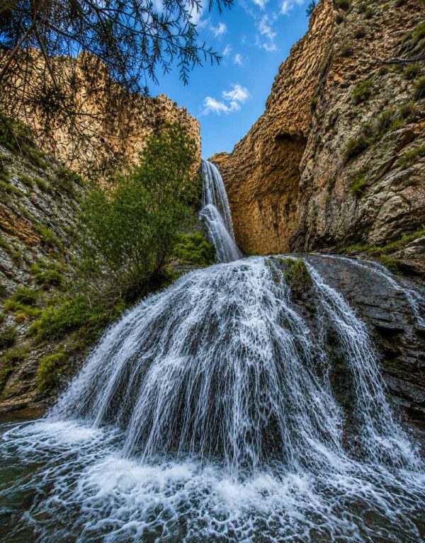 نمای نزدیک آبشار