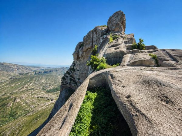 دژ سنگی قلعه پشتو بر فراز کوهی صخره‌ای با ارتفاع ۳۰۰۰ متر