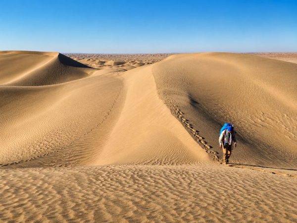 پیاده‌روی روی شن