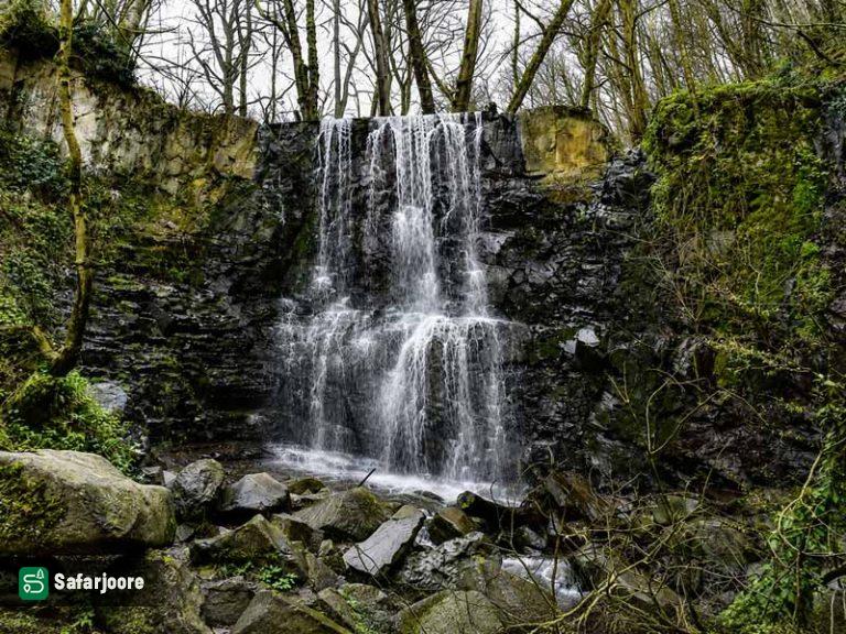 آبشار در هوای زمستونی