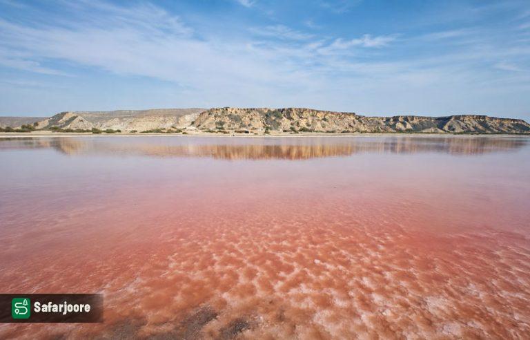 نمای دریاچه در روز