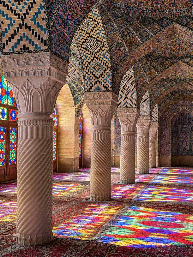 نمای ستون و نور های متراکم