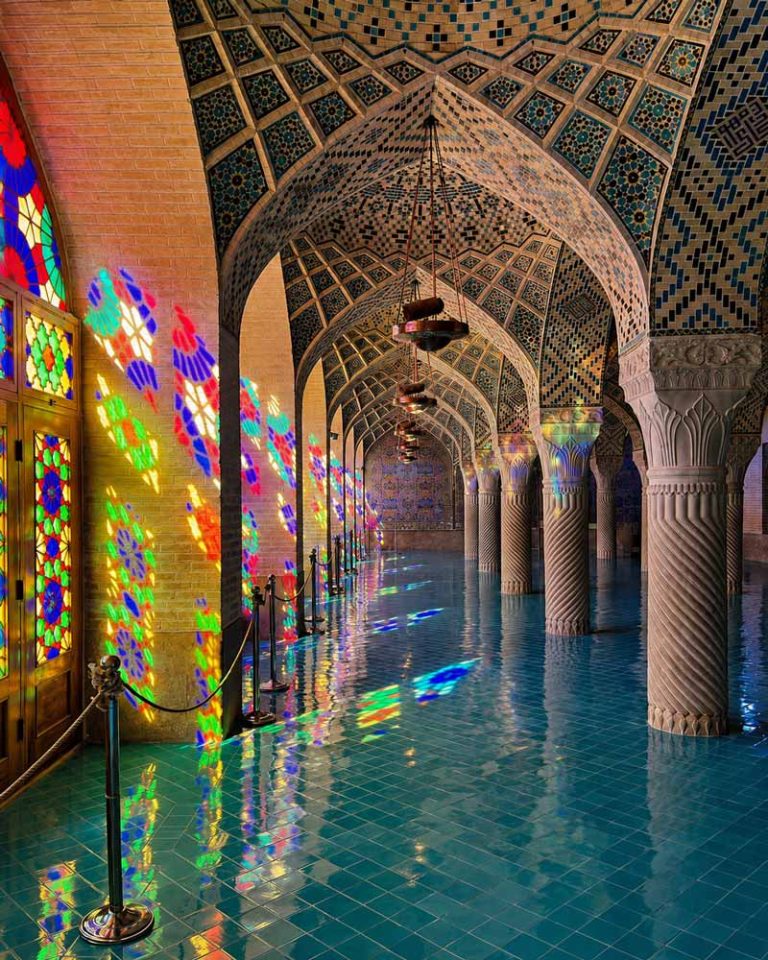 شیشه‌های رنگین شبستان
