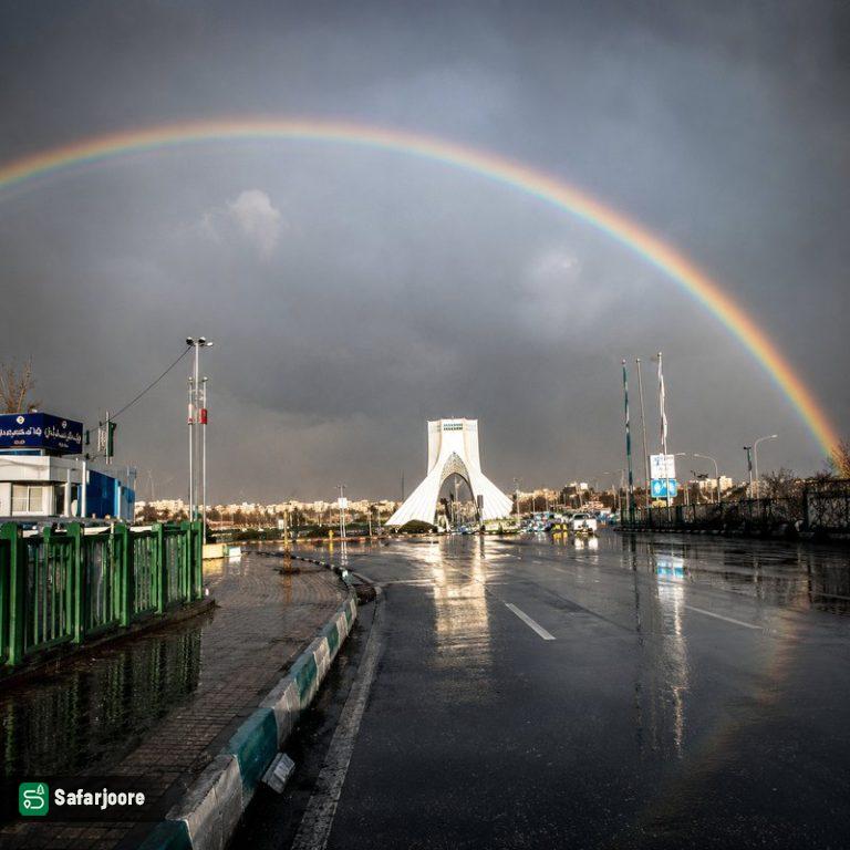 رنگین کمان بر فراز برج آزادی