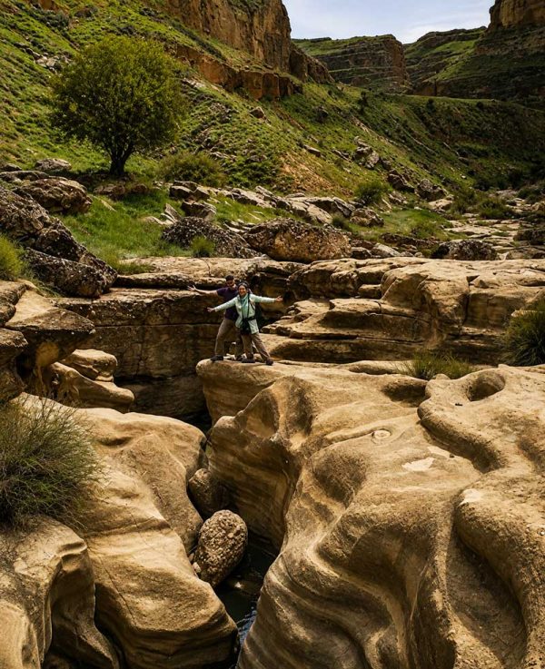 صخره و نمای دره