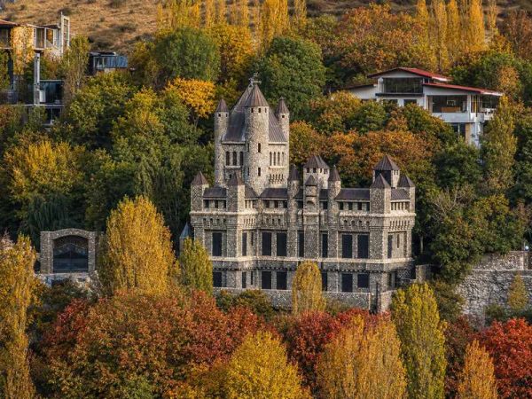 نمای پاییزی قلعه