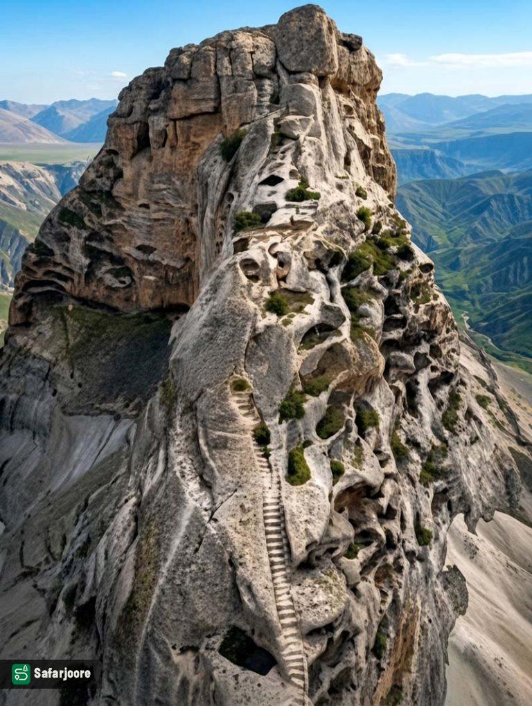 نمای بالا از کوه