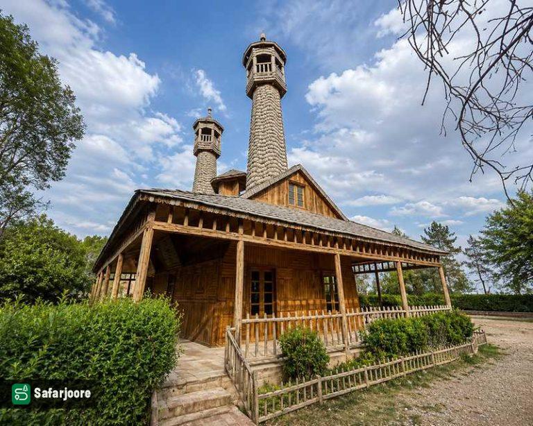 مناره‌های چوبین دهکده
