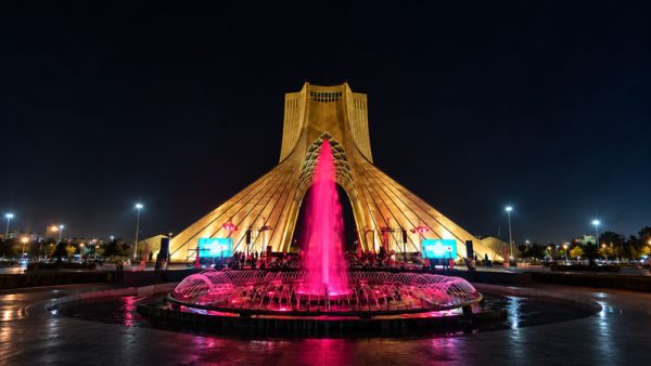 نمای شب برج و آبنما