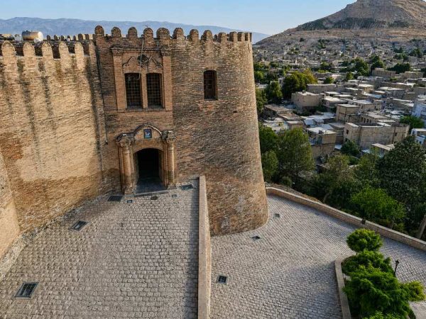 نمای بالا از حیاط قلعه